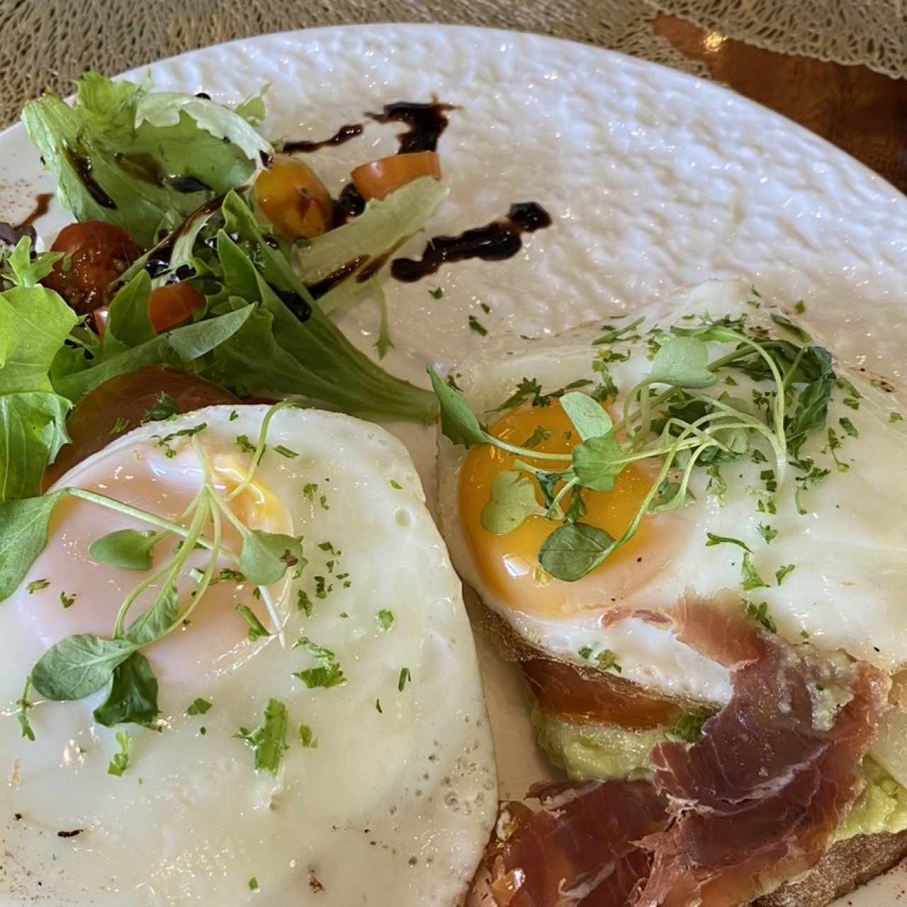 Pan de madre y jamon serrano.