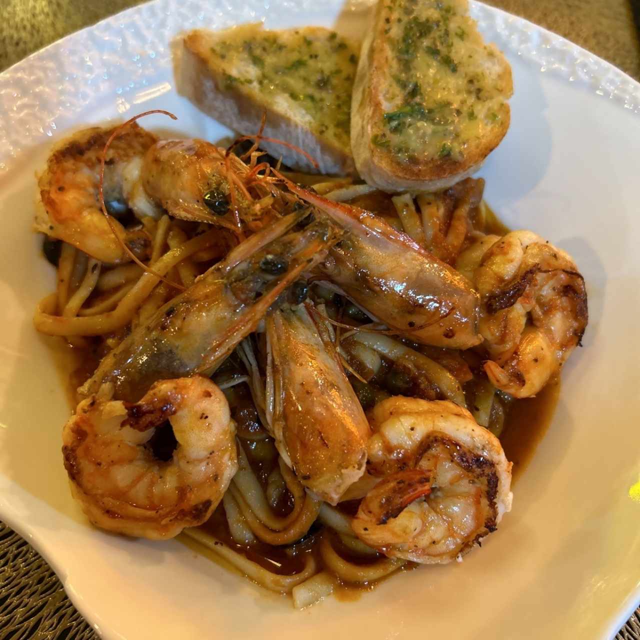 FETTUCCINE A LA PUTANESCA CON CAMARONES