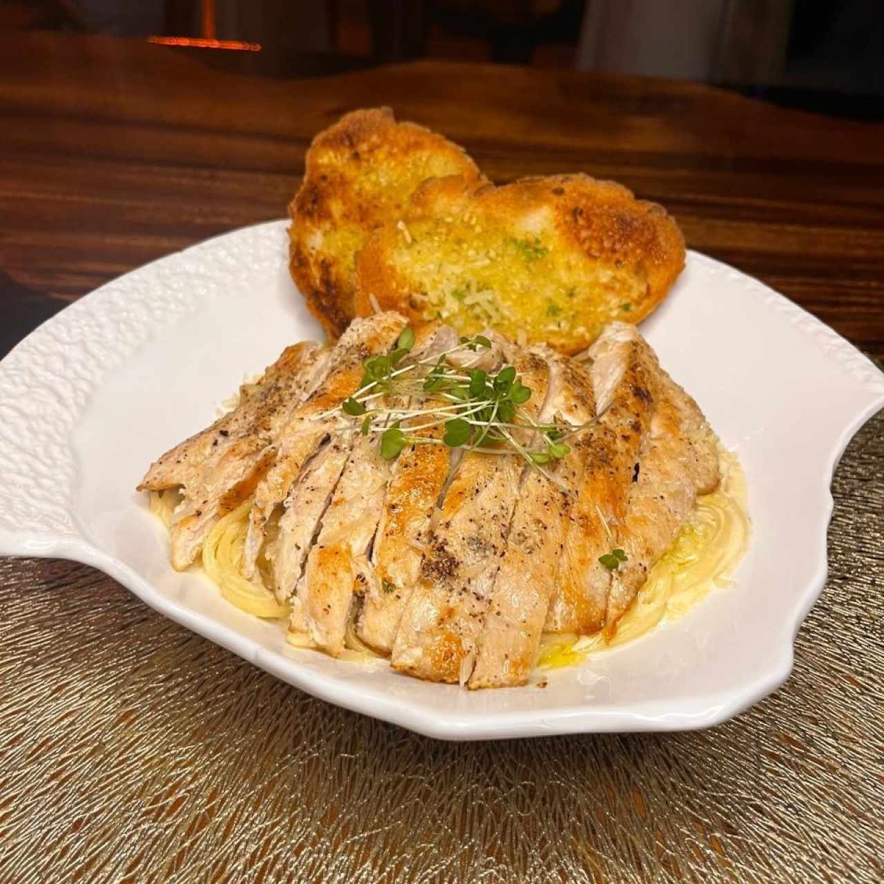 Pasta cuatro quesos com pollo y hongos 