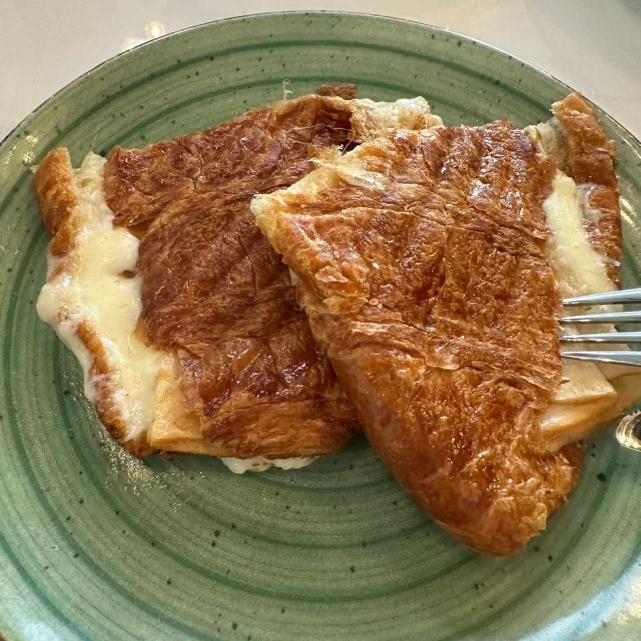 CROISSANT CON JAMÓN Y QUESO