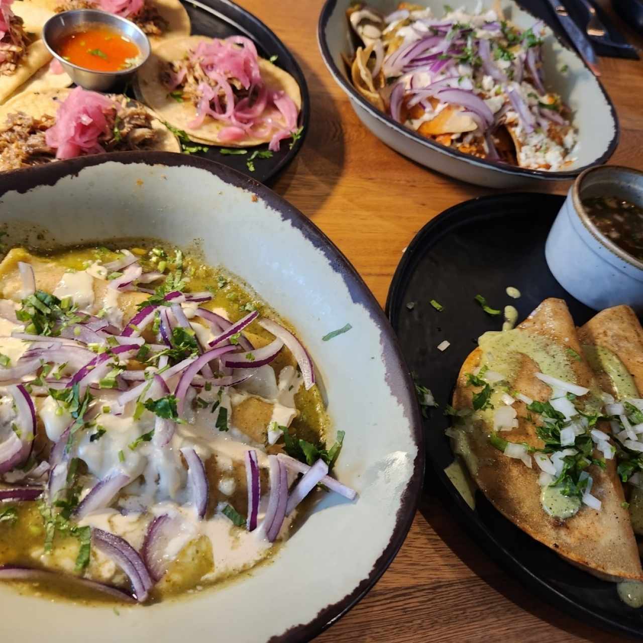 Chilaquiles, enchiladas suizos, tacos cocinita pibil y quesabirrias