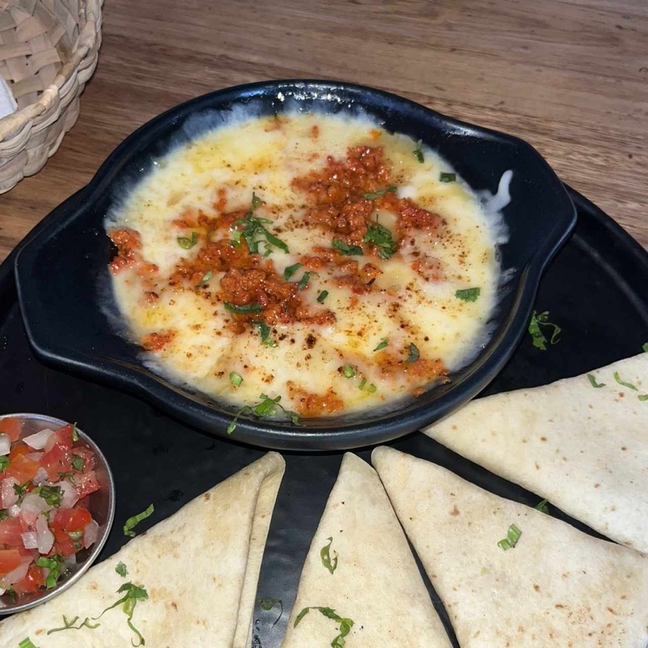 Queso Fundido con Chorizo