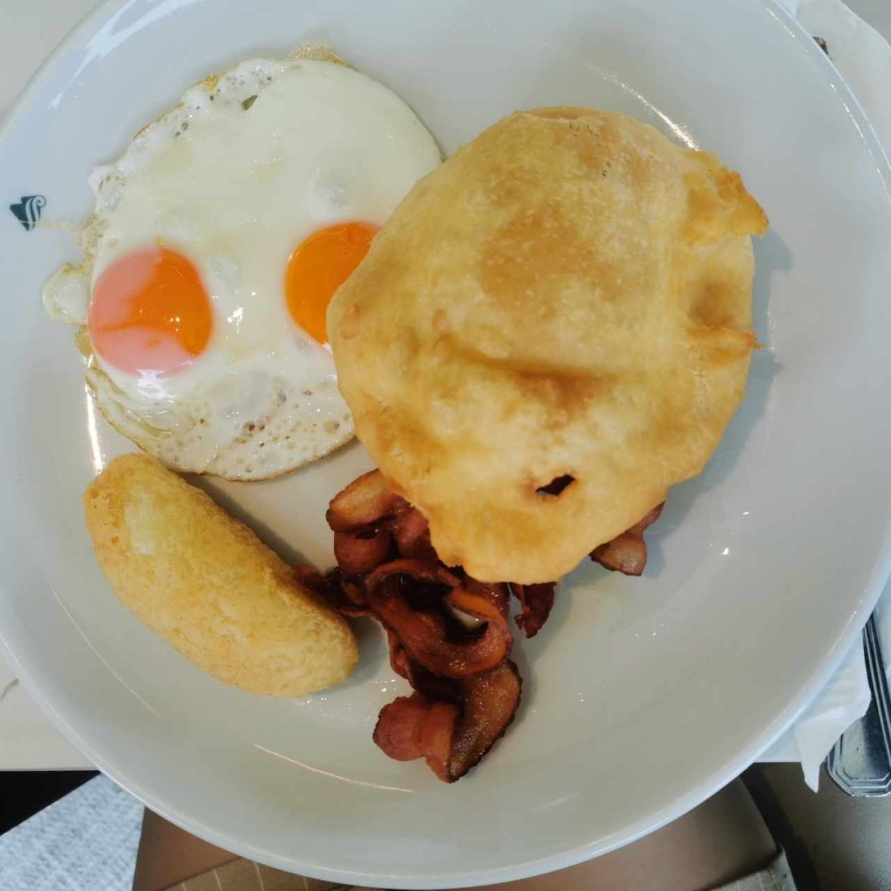 Desayuno huevo frito, chorizo, hojaldre y carimañola 