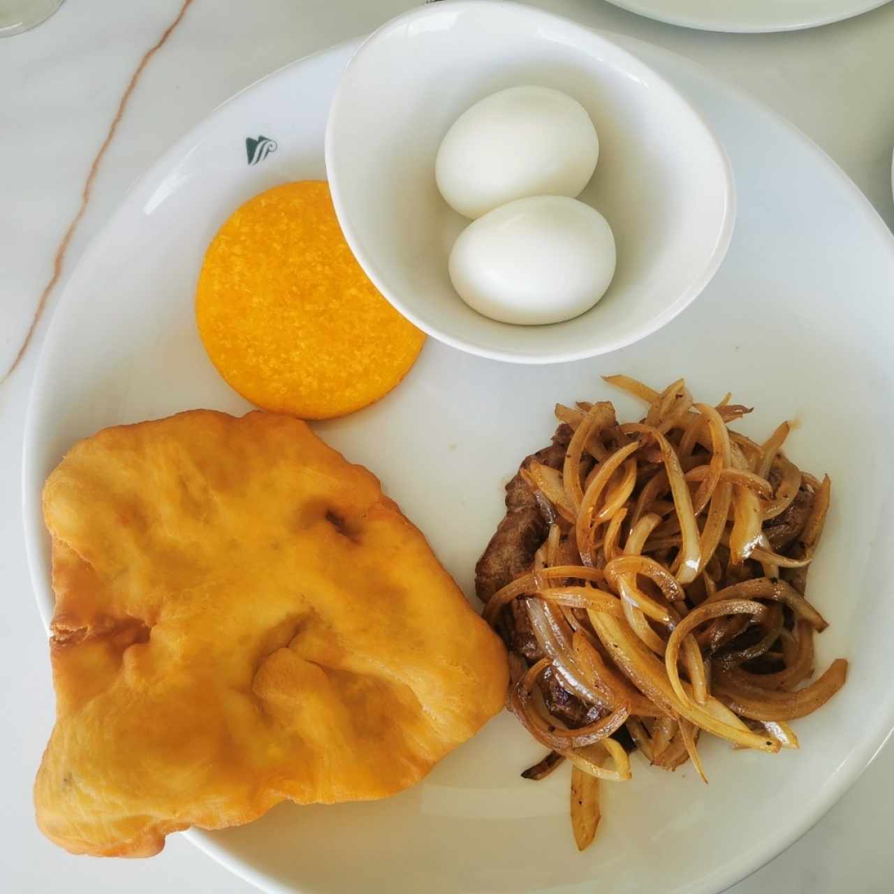 Desayuno panameño, bistec encebollado, huevos hervidos + tortilla y hojaldre ✅