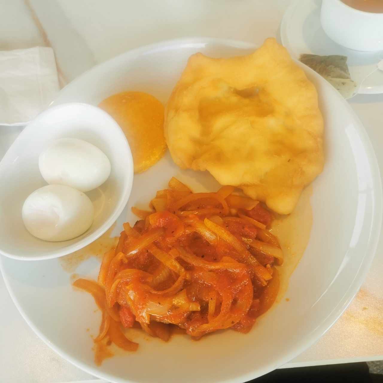 Desayuno panameño (bistec encebollado y entomatado), huevos hervidos con hojaldre y tortilla. 