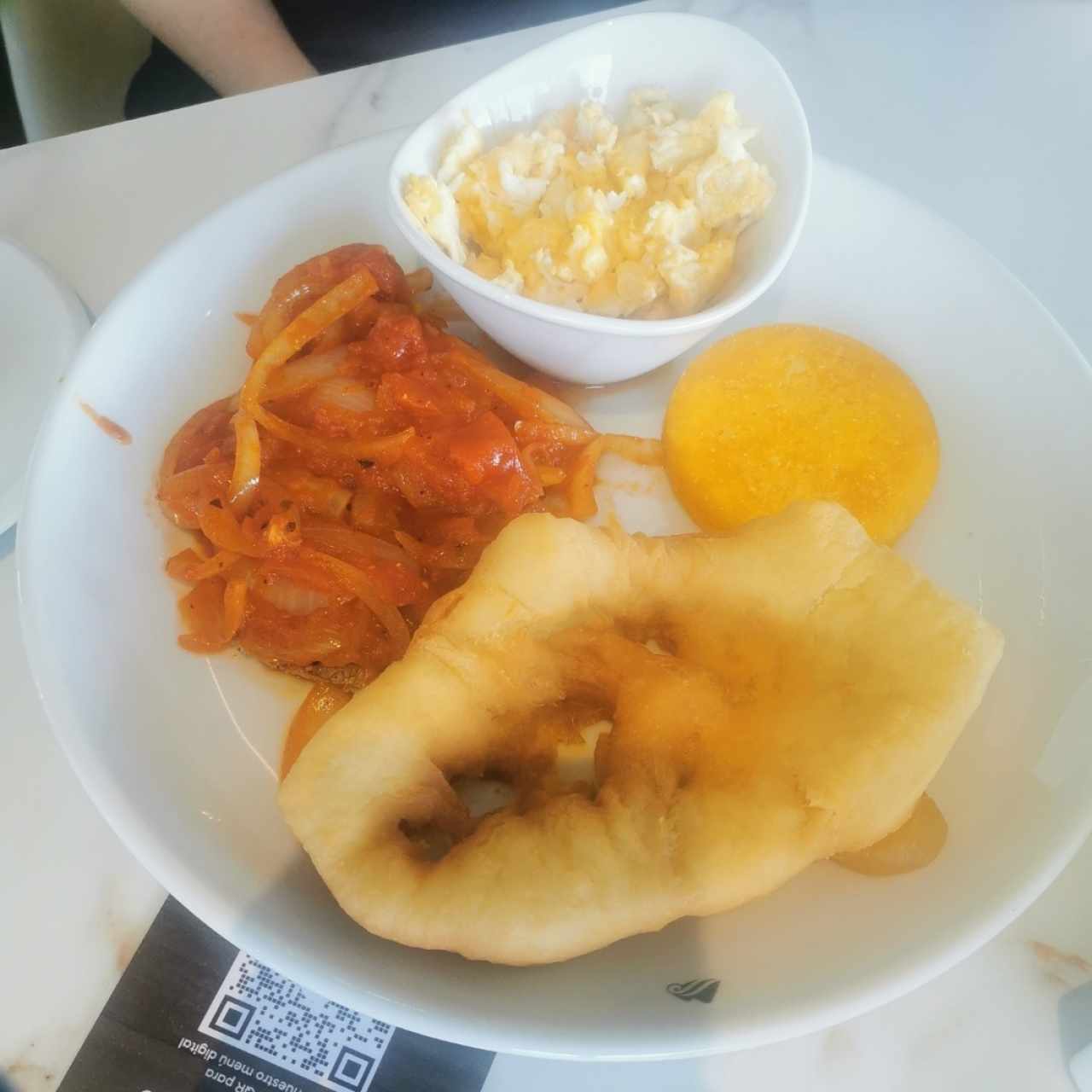 Desayuno panameño (bistec encebollado y entomatado), huevos revueltos con tortilla y hojaldre. 