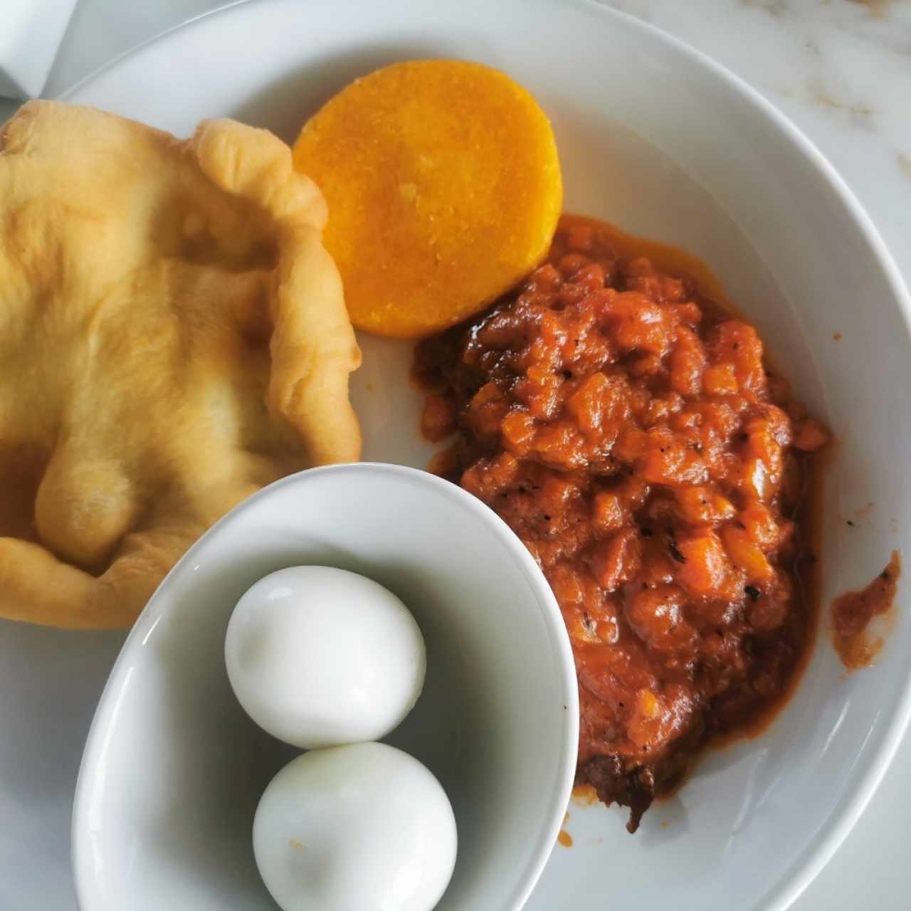 Bistec entomatado, huevo duros, tortilla y hojaldre. 