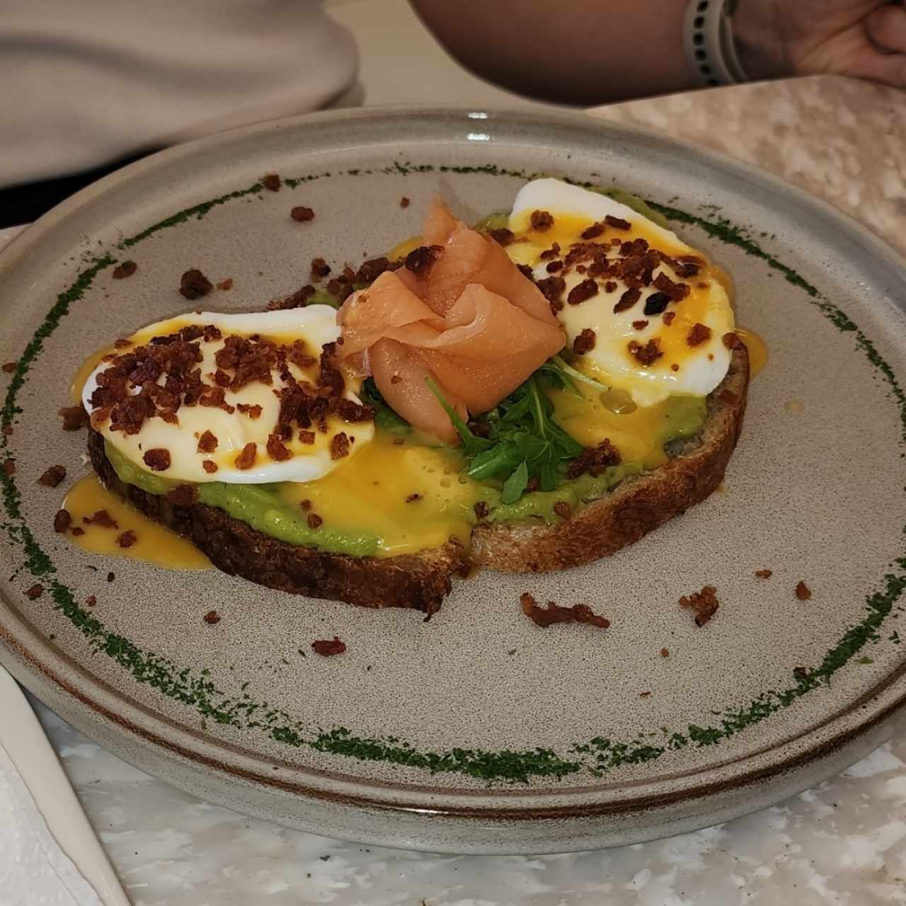 HUEVOS BENEDICTINOS CON SALMÓN