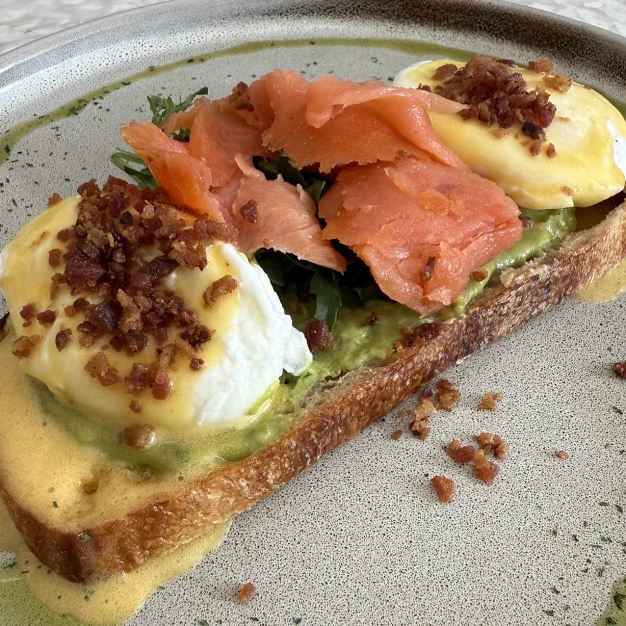 HUEVOS BENEDICTINOS CON SALMÓN