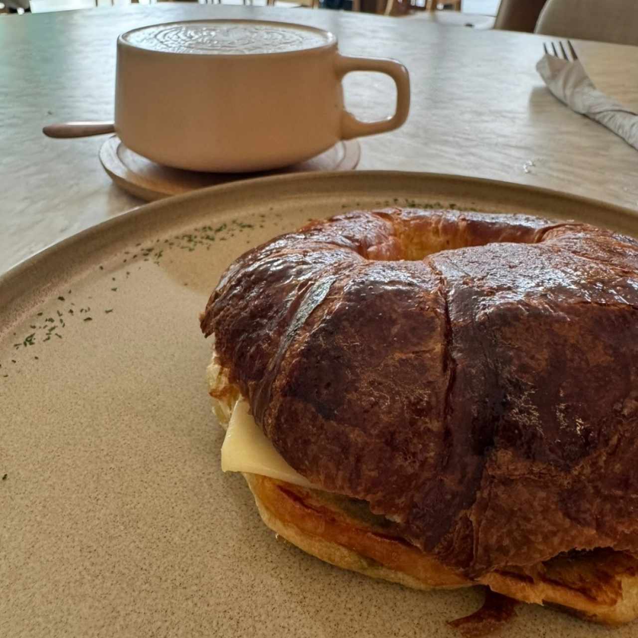 croissant con tomate cherry, queso y pesto.
