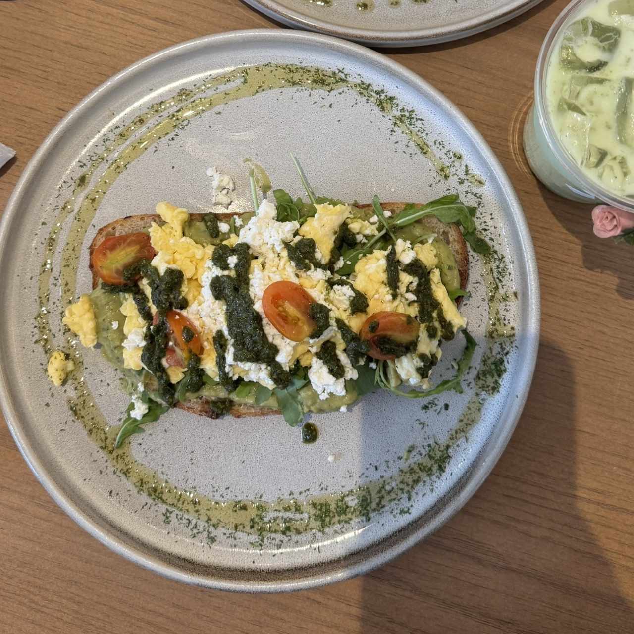 DESAYUNOS - BUNGLA AVOCADO TOAST