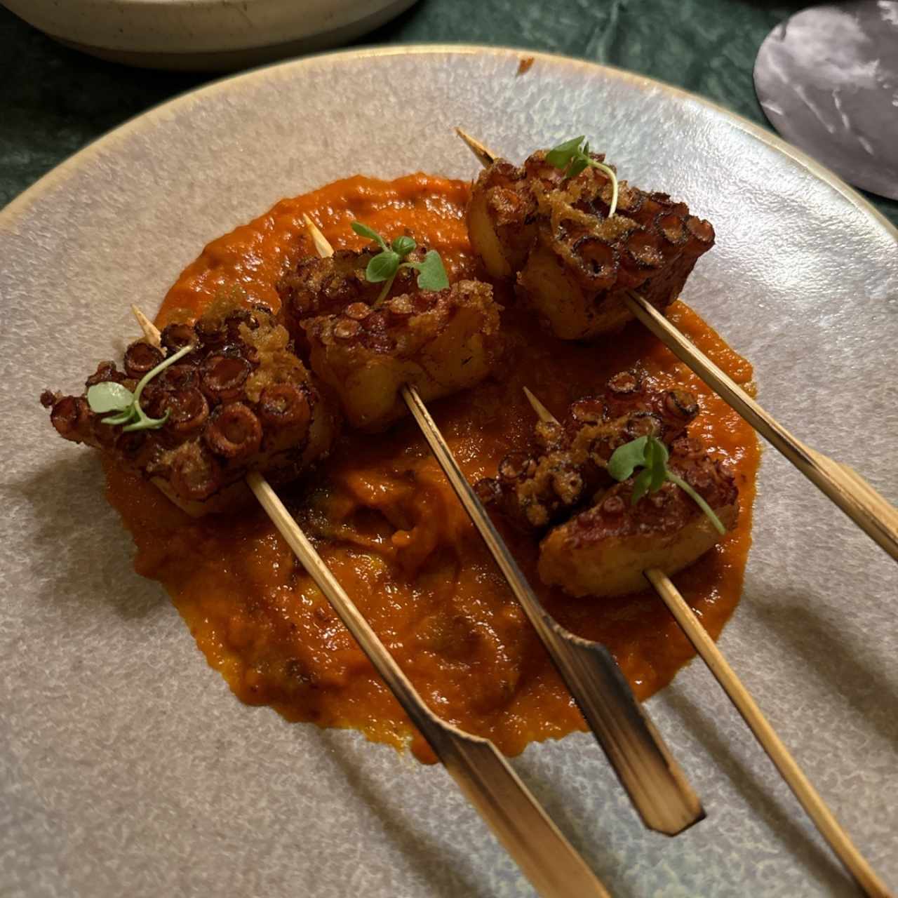 Pinchos de chirrarrón de pulpo, salsa romescu de ajies criollos