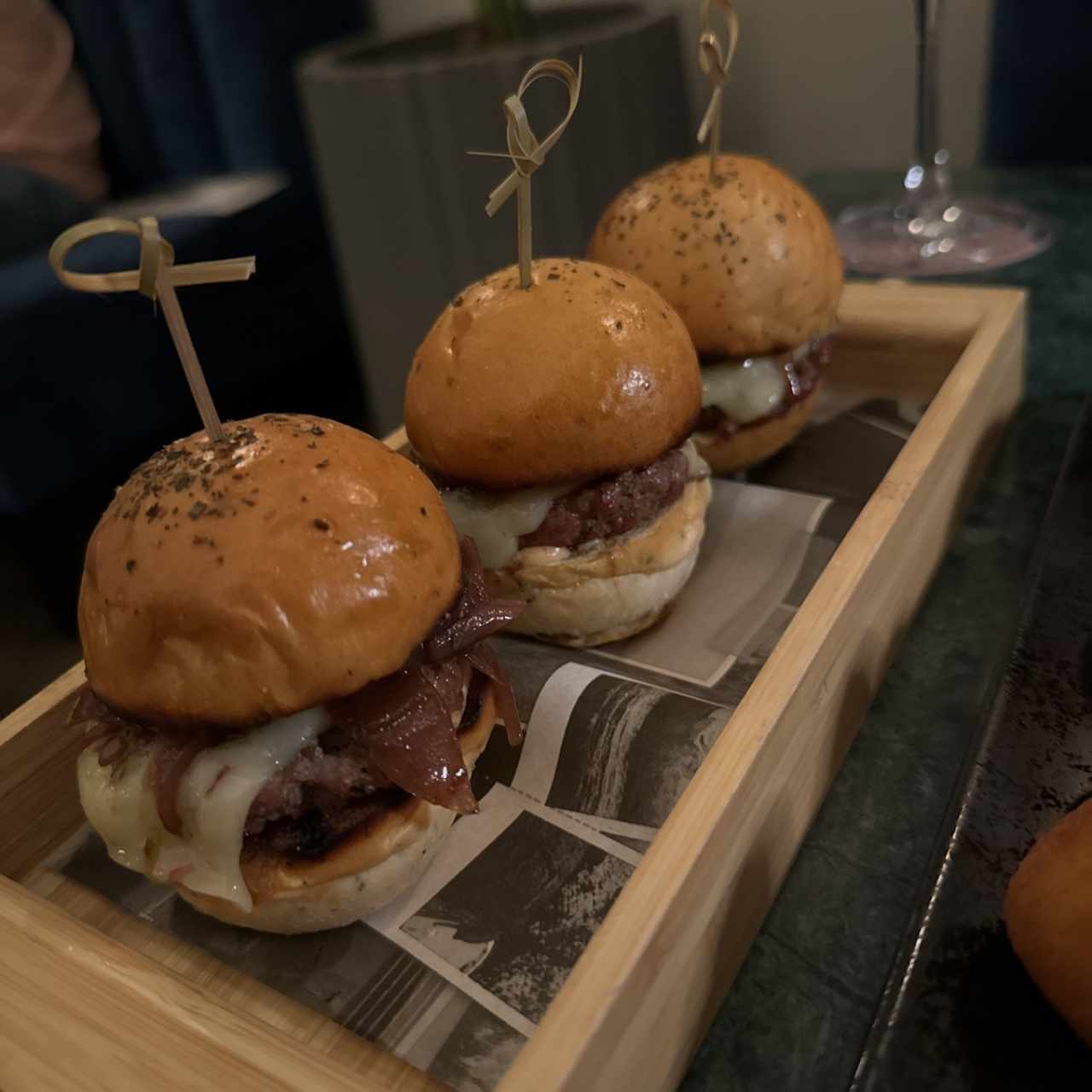 16. Angus sliders, pan de albahaca y sabores toscanos