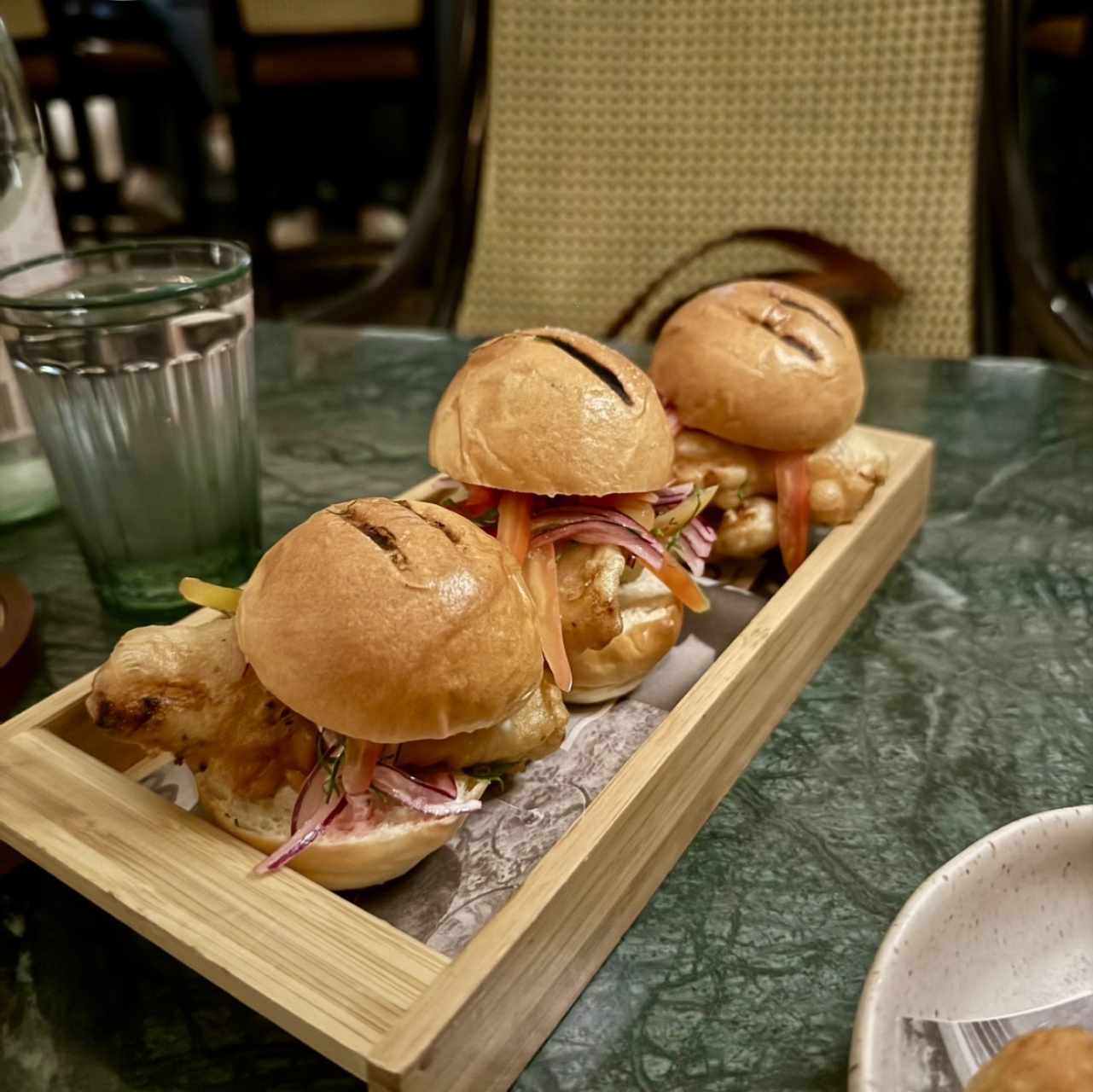 Buns de pejerrey tempurizados con salsa criolla