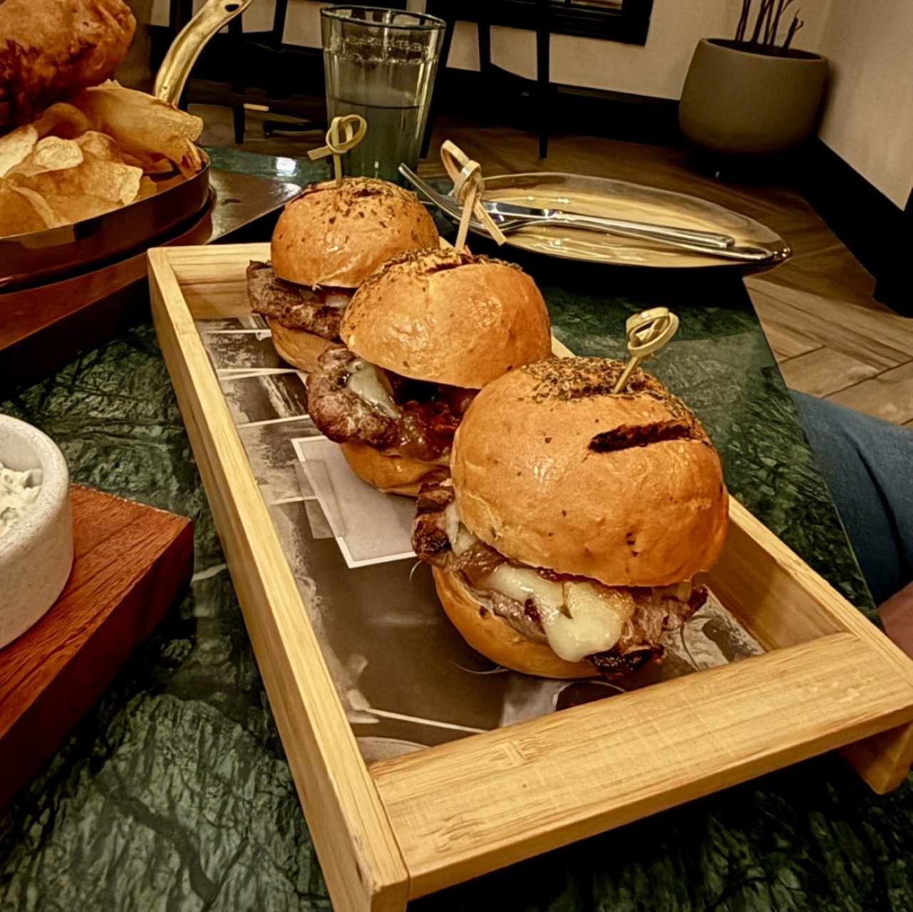 Angus sliders con pan de albahaca y sabores toscanos