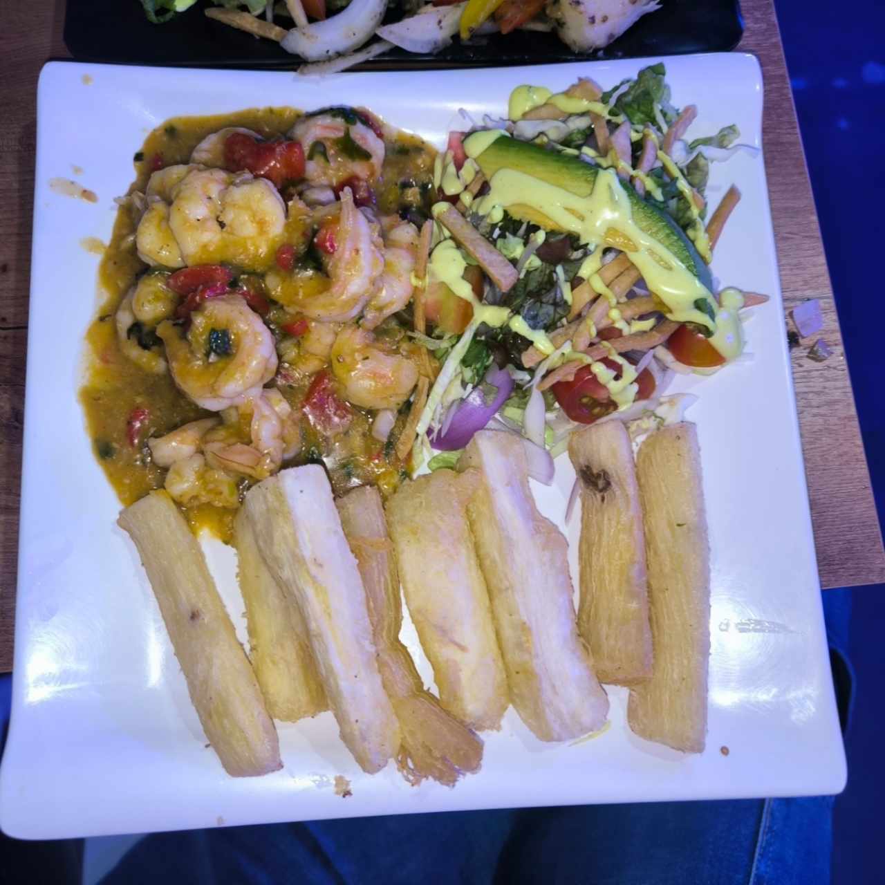 Camarones al Ajillo con yuca