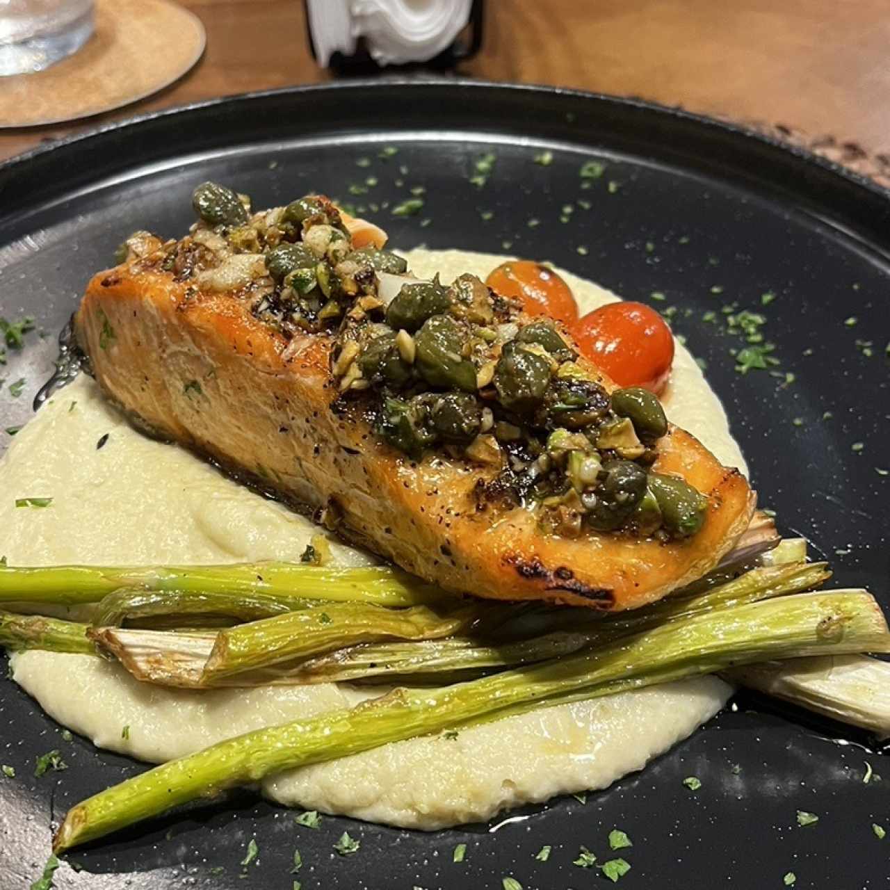 Salmón al grill con puré de coliflor