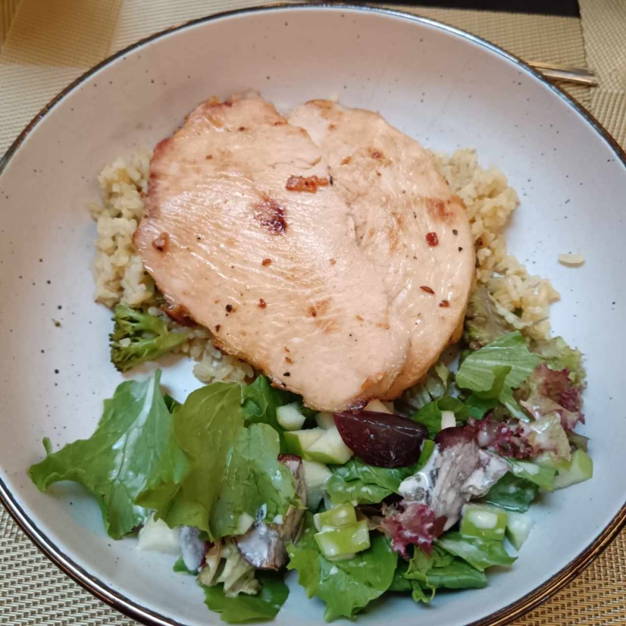 Pavo con arroz con brócoli y ensalada 