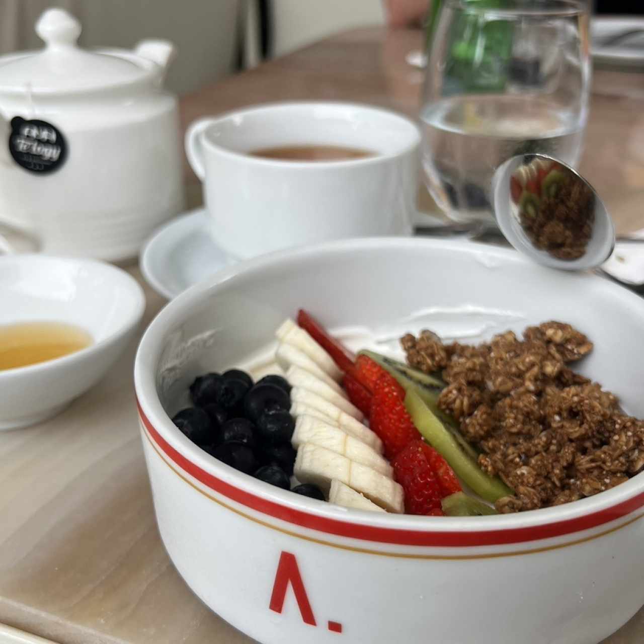 Bowl de frutas con yogurt griego 