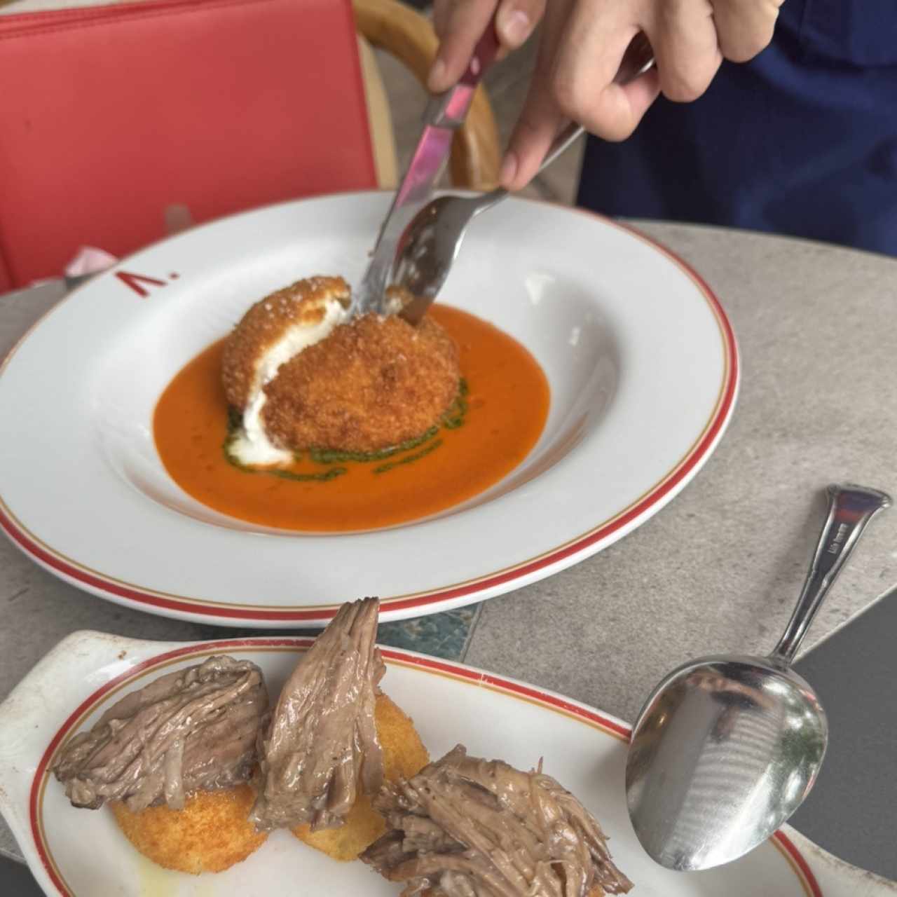 BURRATA DORATA ALLA VODKA y ARANCINI DI SHORT RIBS
