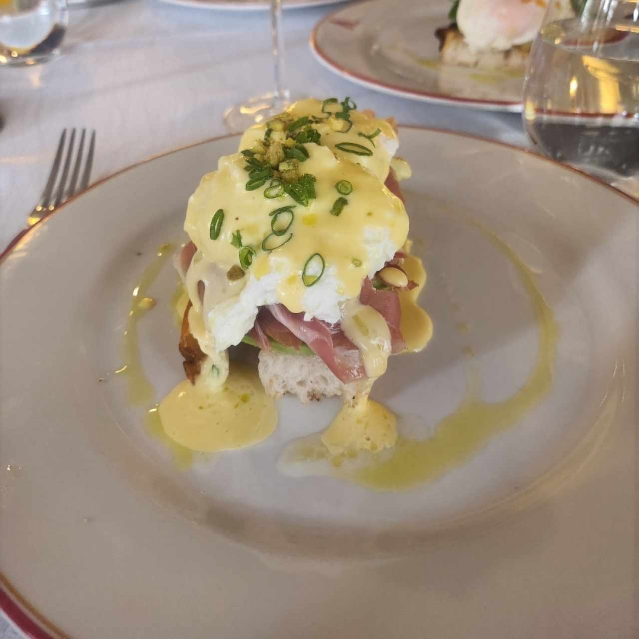 Brunch Eggs Benedict con prosciutto