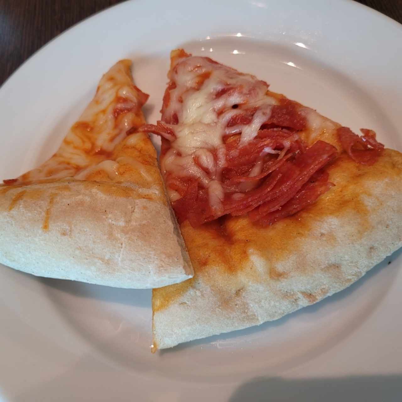 pizza de queso y de peperoni