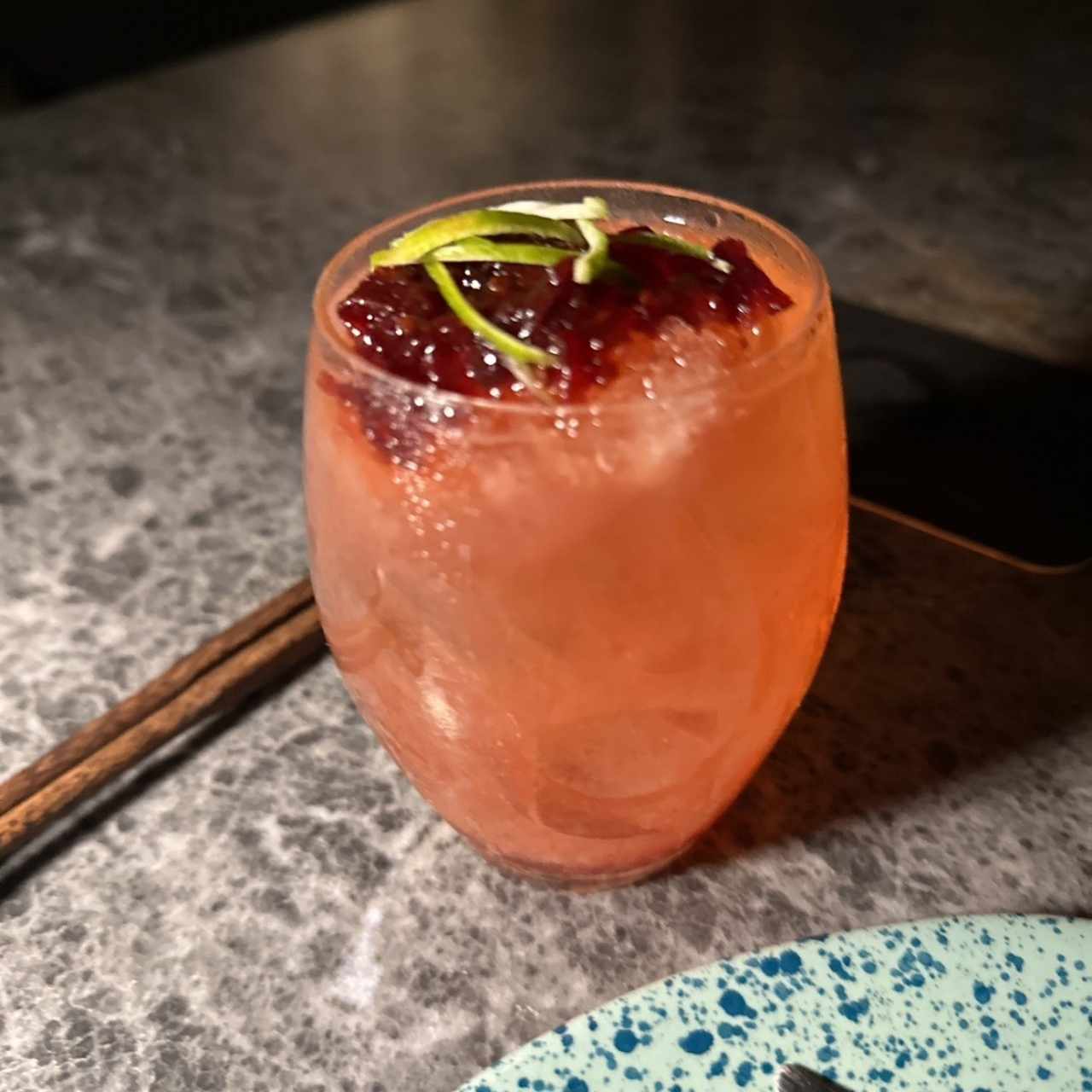 Cocktail con remolacha rajas de limon