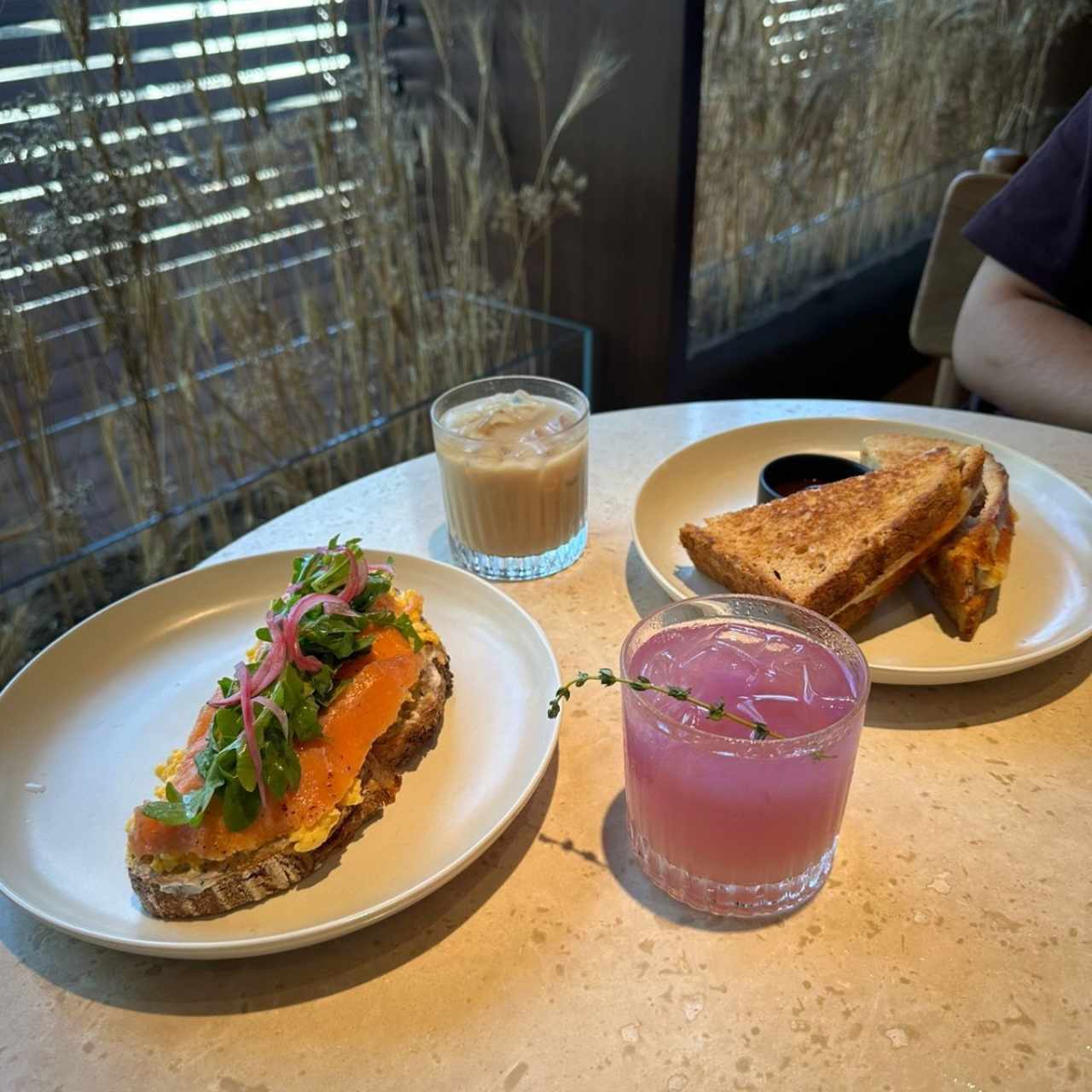 Tostada de salmon, limonada de lavanda