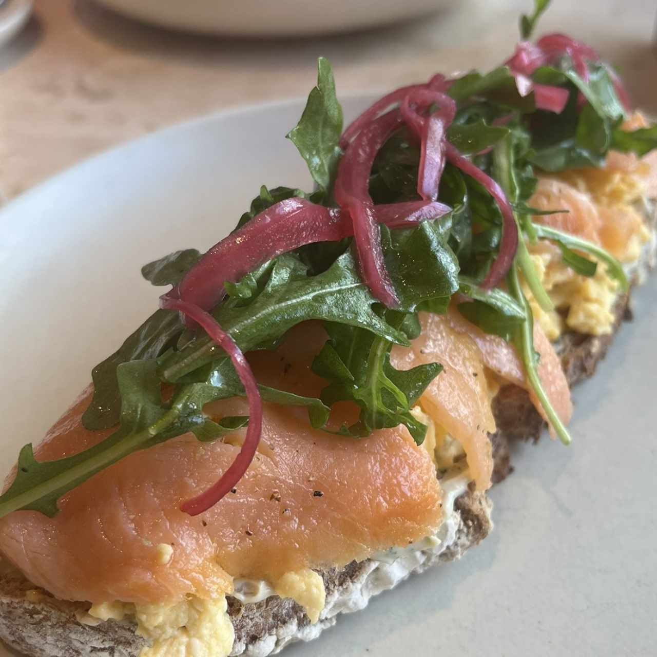 TOSTA DE HUEVOS CON SALMON 