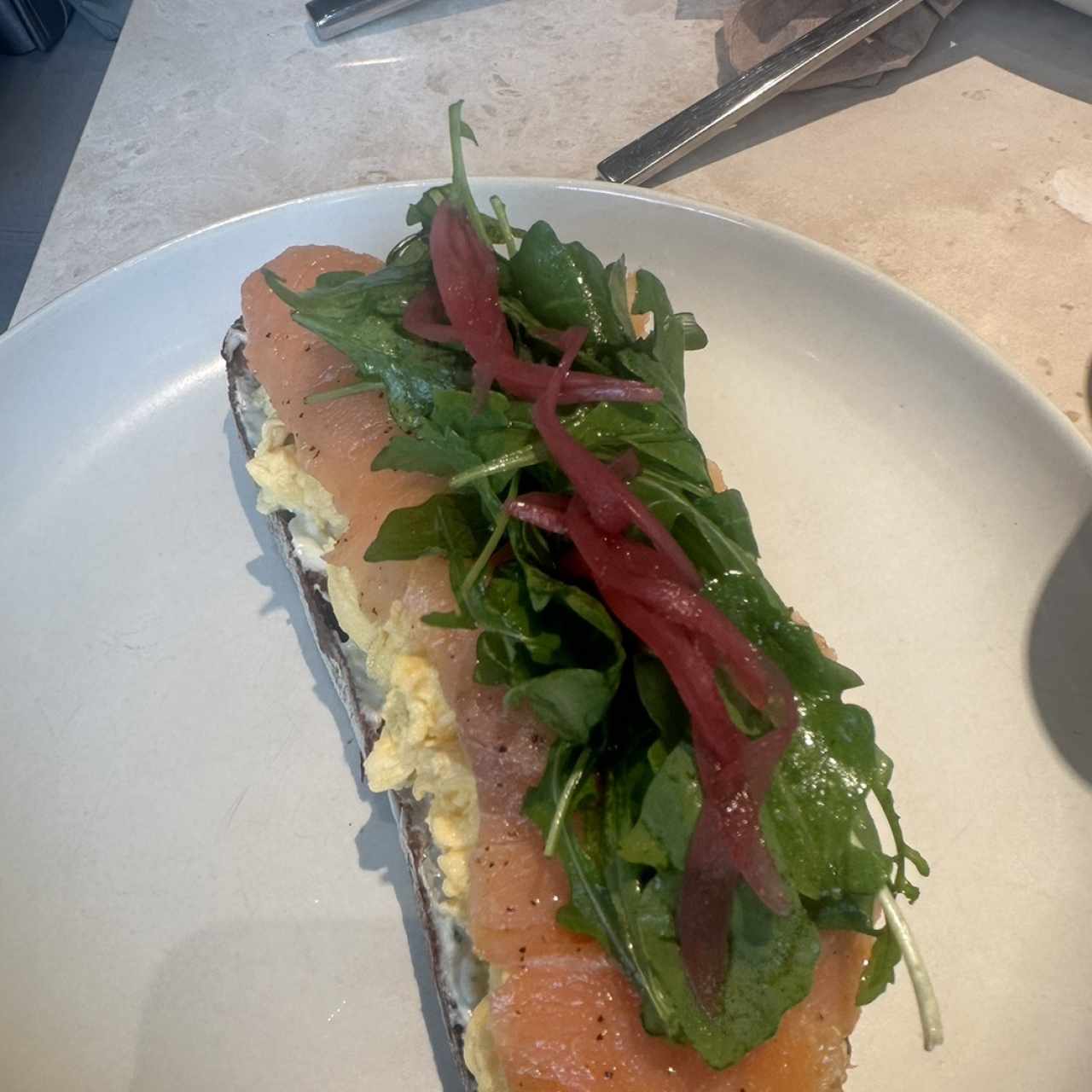 Tosta de huevos y salmon