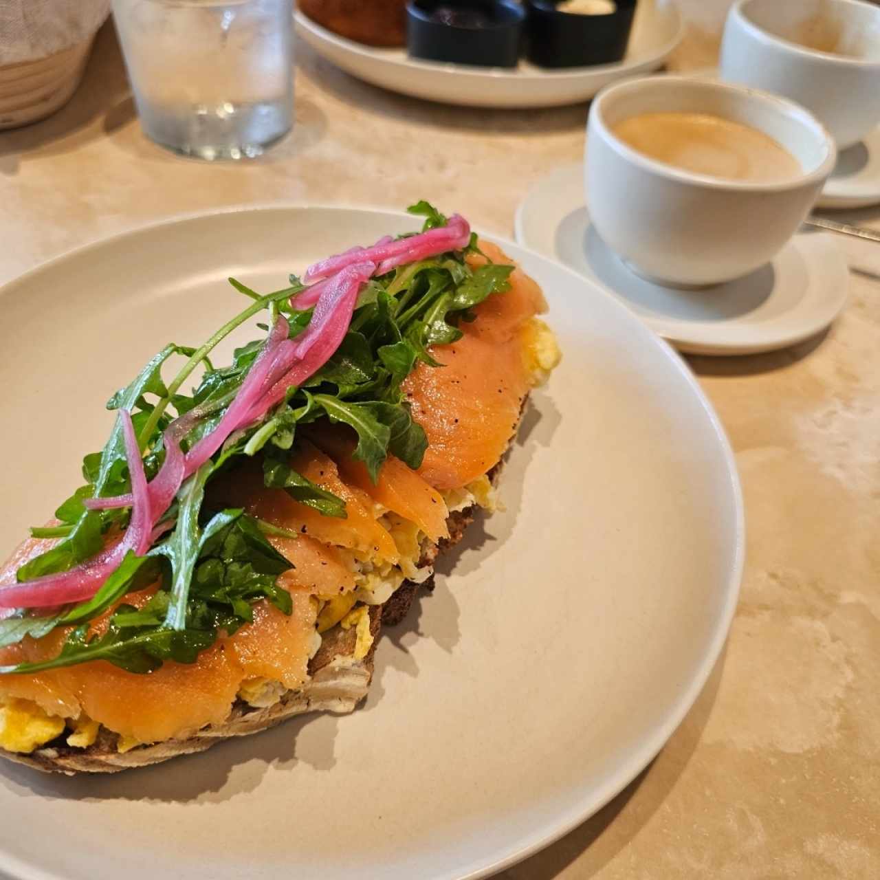 Tostadas de huevo y Salmón 