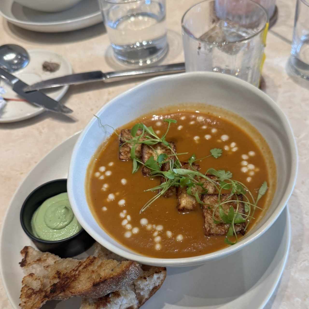 Sopa de tomate y berenjena