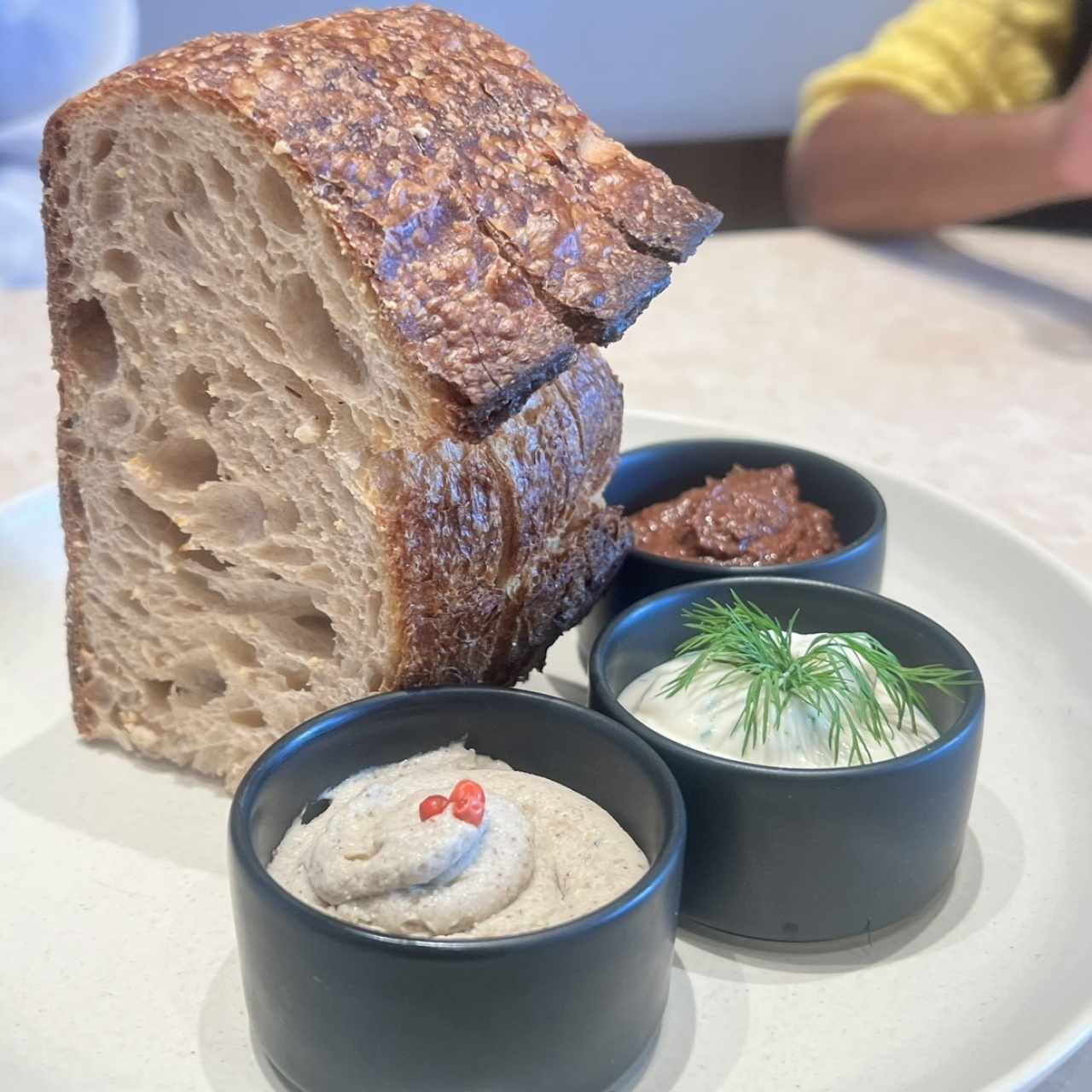 Pan de masa madre con sus respecitvos untables 