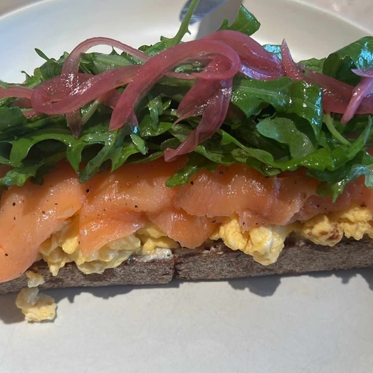 Tostada de salmon y huevos