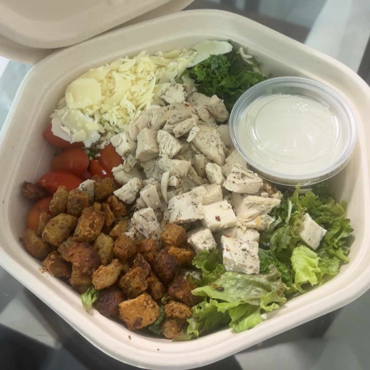 Sassy Caesar con pollo rostizado