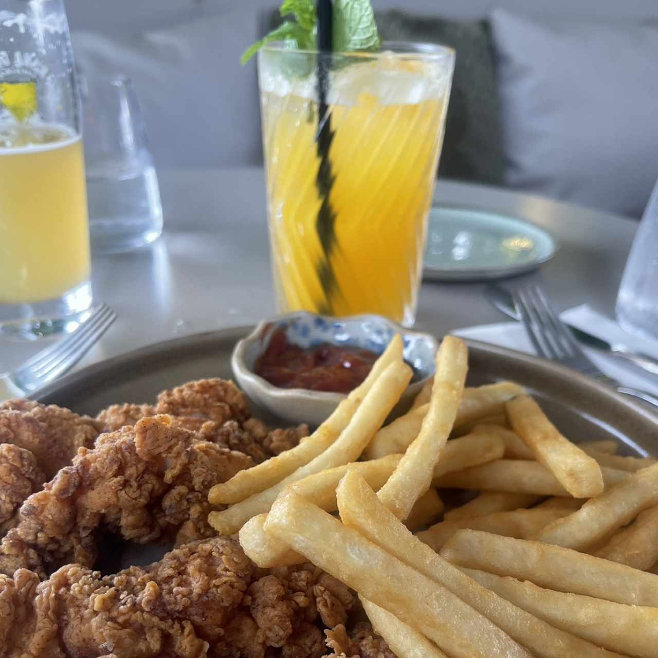 Chicken tender y jugo de macacuya