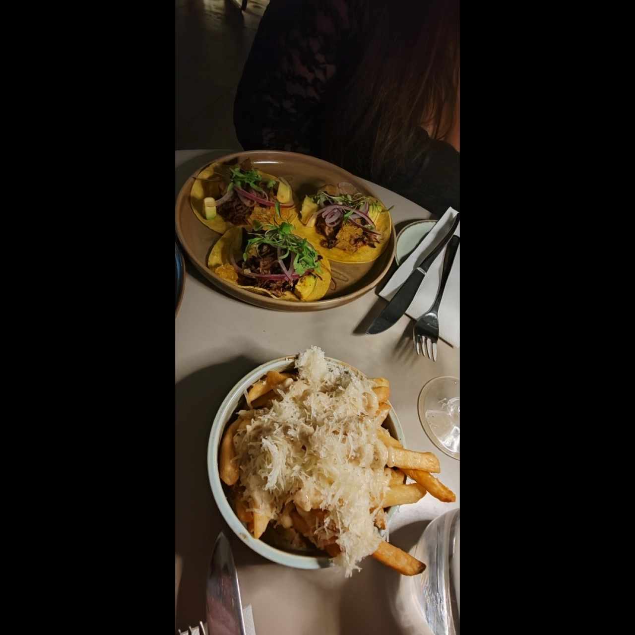 Tacos y papas trufadas
