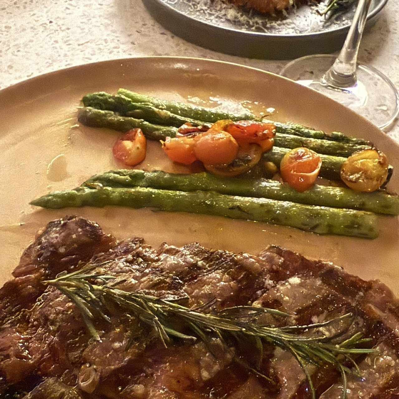 Rib eye con espárragos 