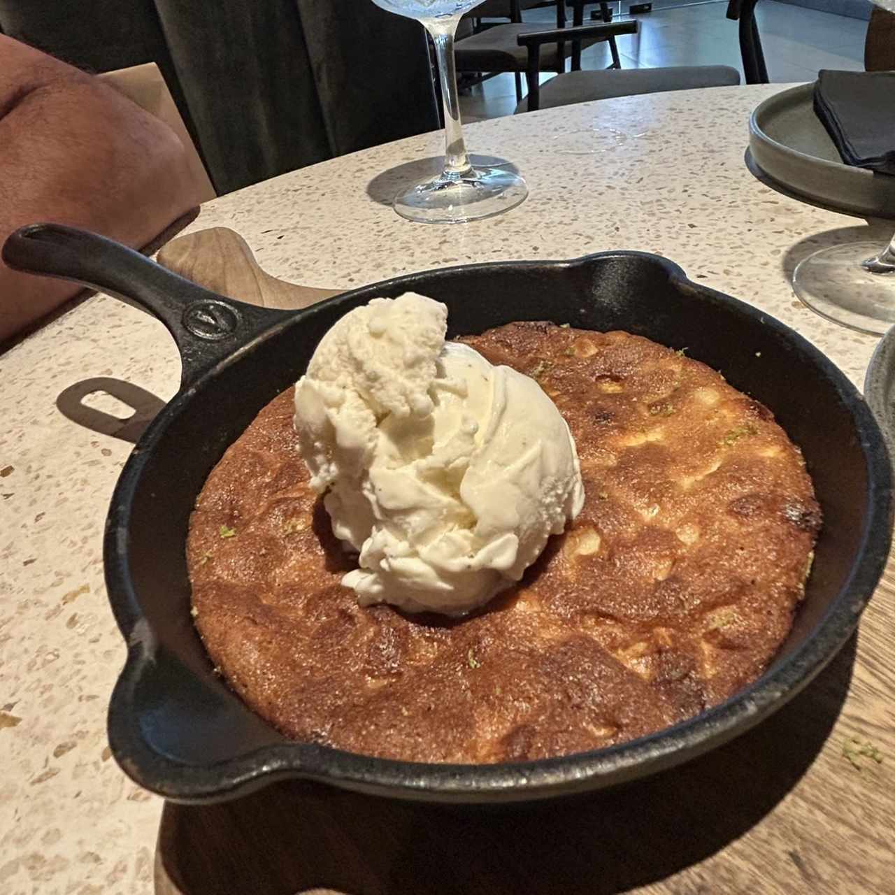 Galleta de Macadamia con helado de la casa