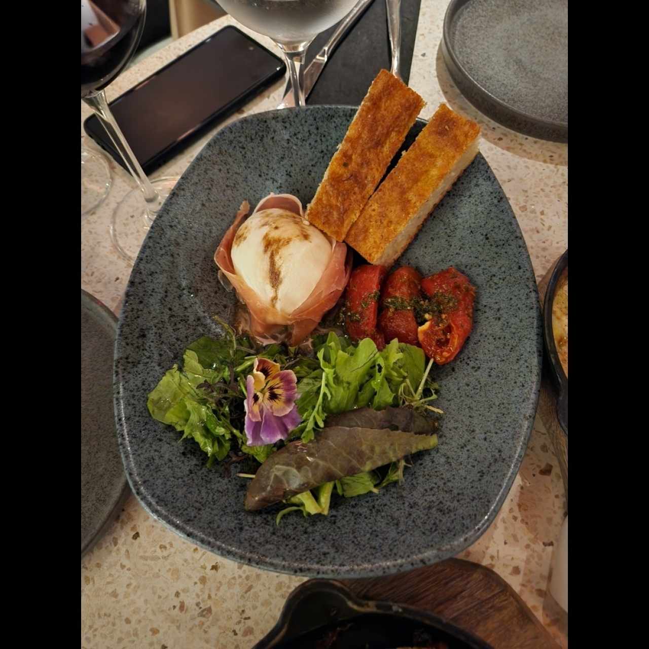 ENTRADAS - BURRATA PROSCIUTTO