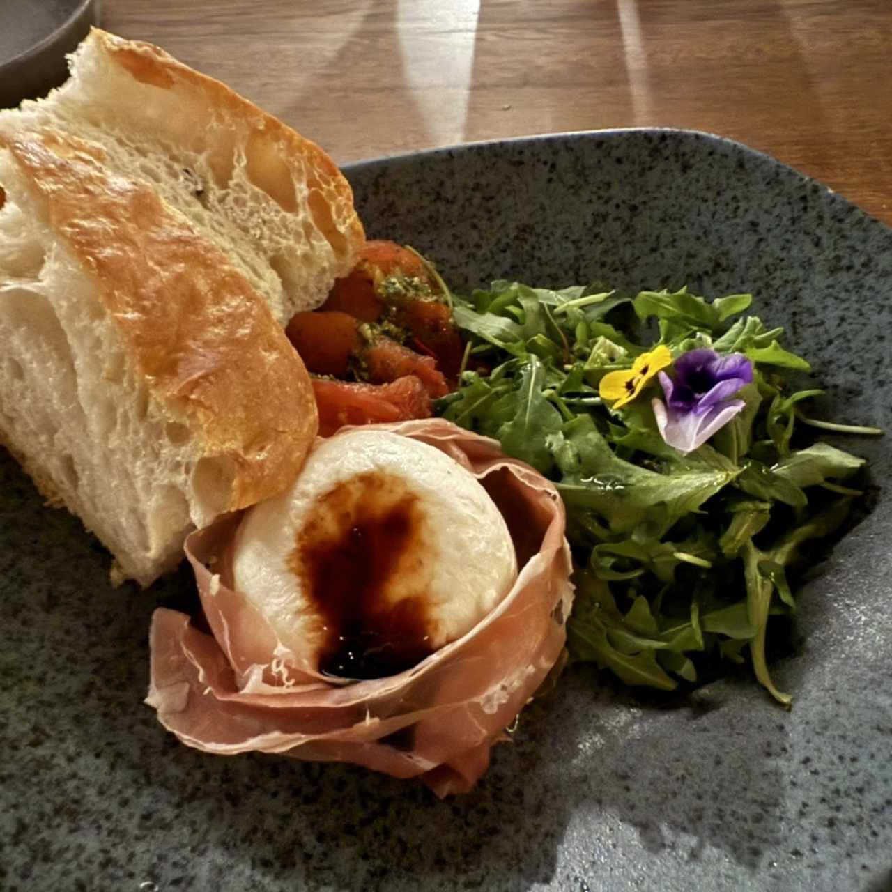 ENTRADAS - BURRATA PROSCIUTTO