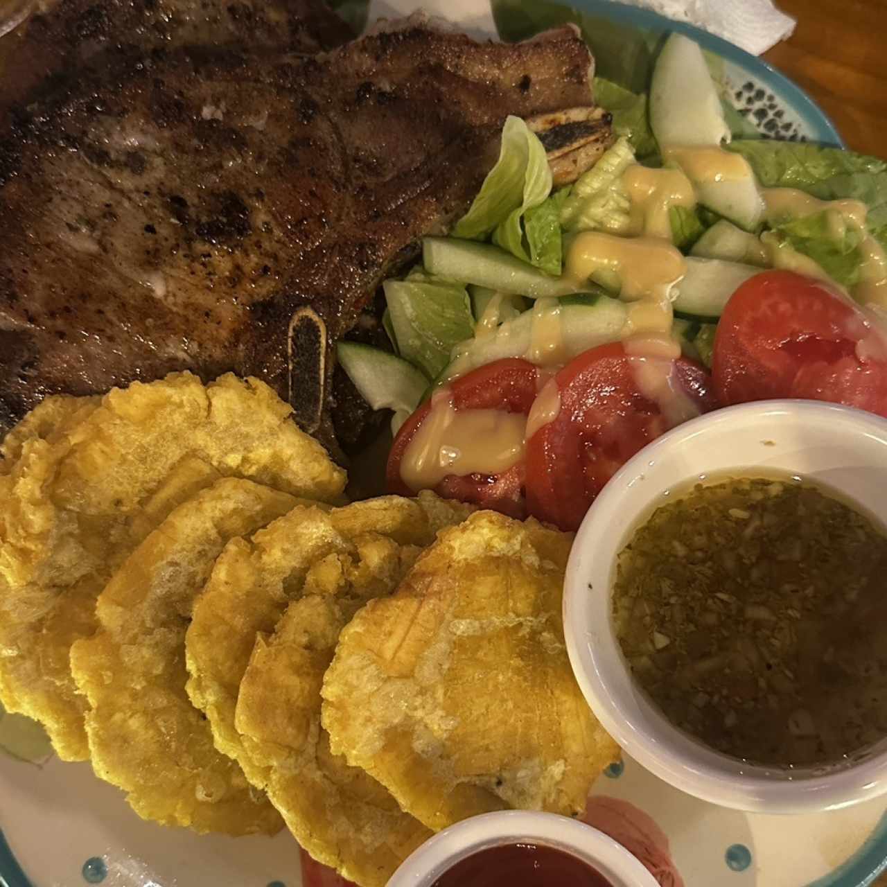 Chuletas con patacones y ensalada
