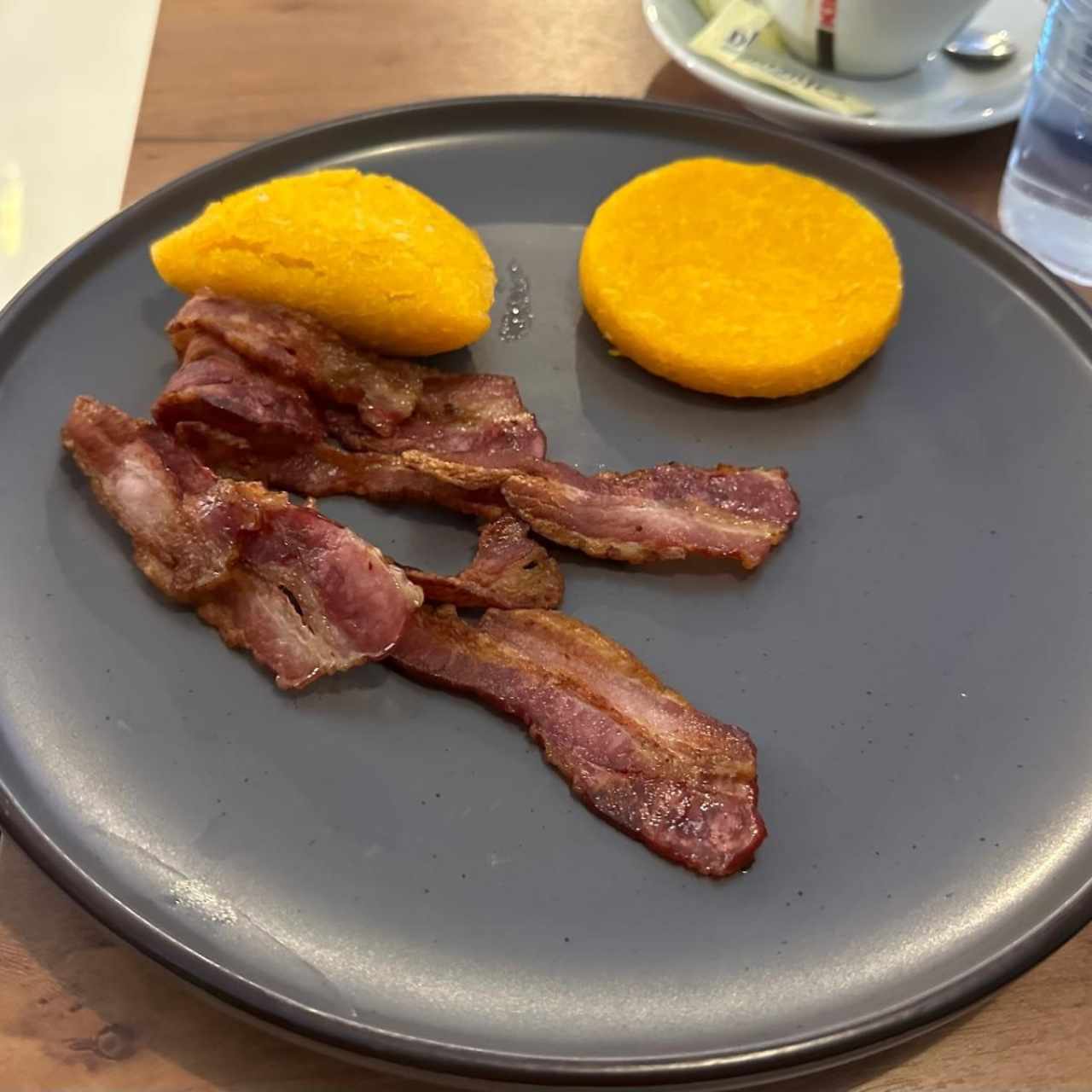 Empanada de Maíz Rellena de Carne, Tortilla y Tocino