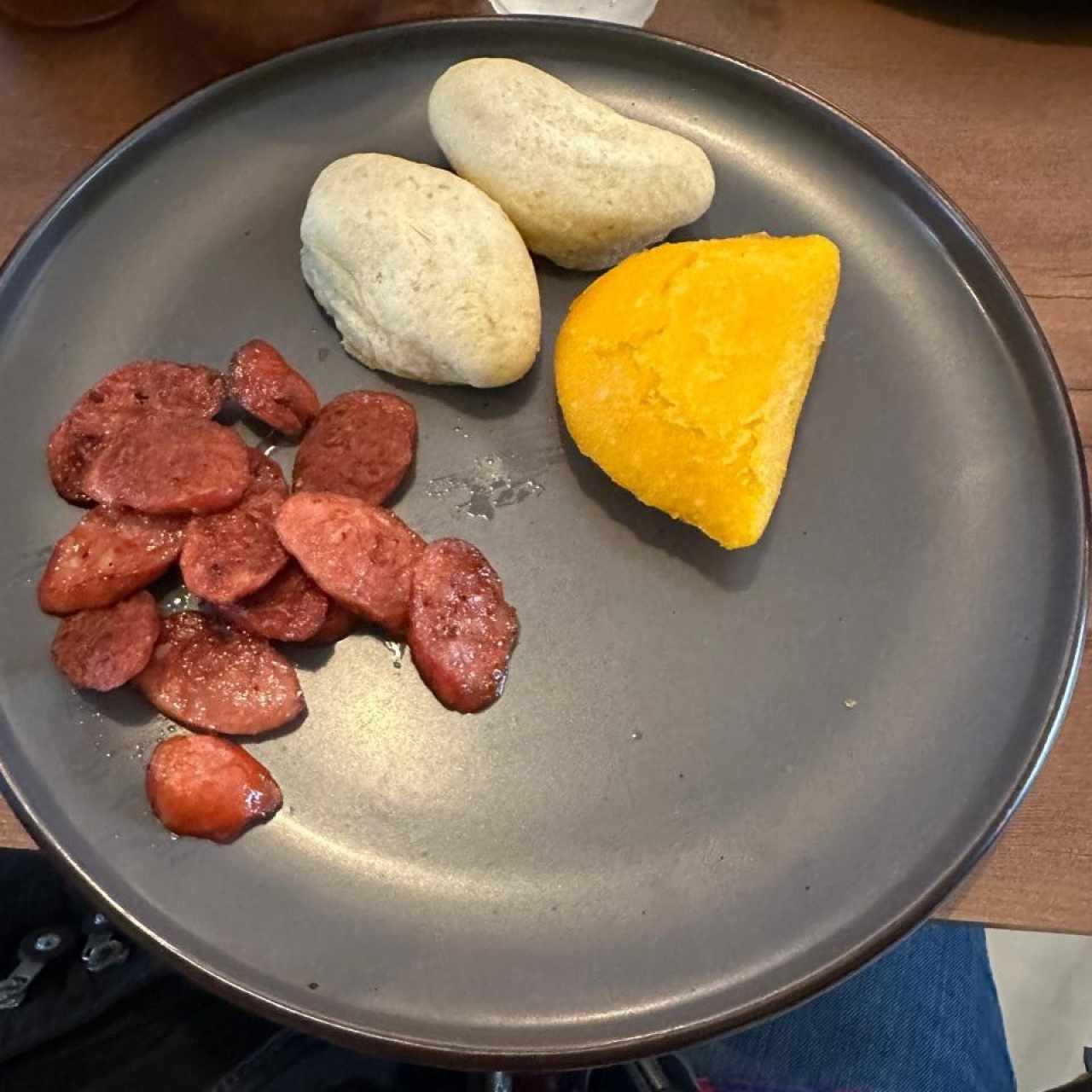 Chorizo, Carimañolas Asadas y Empanada de Maíz Rellena de Carne