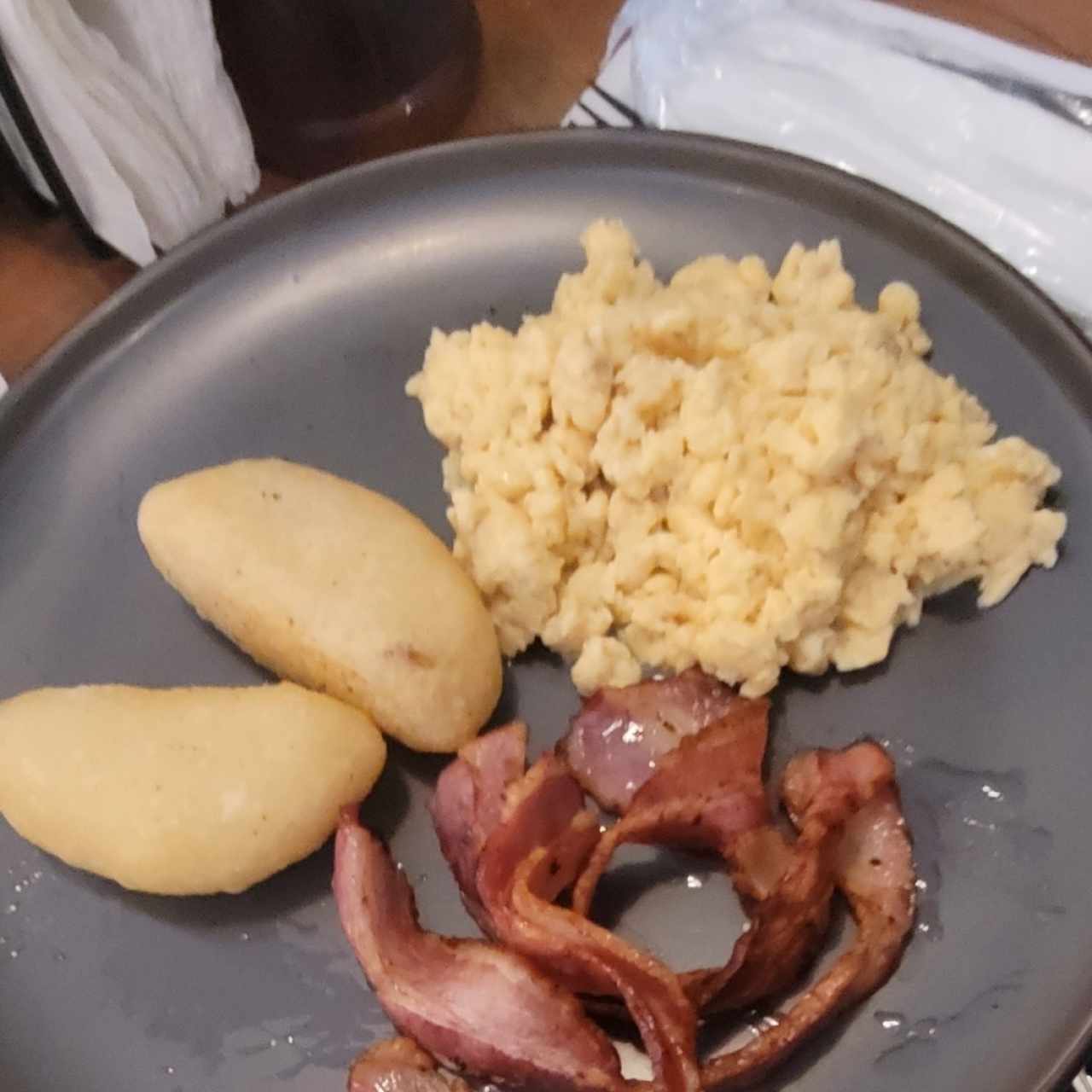 huevos revueltos con tocino y carimañola 