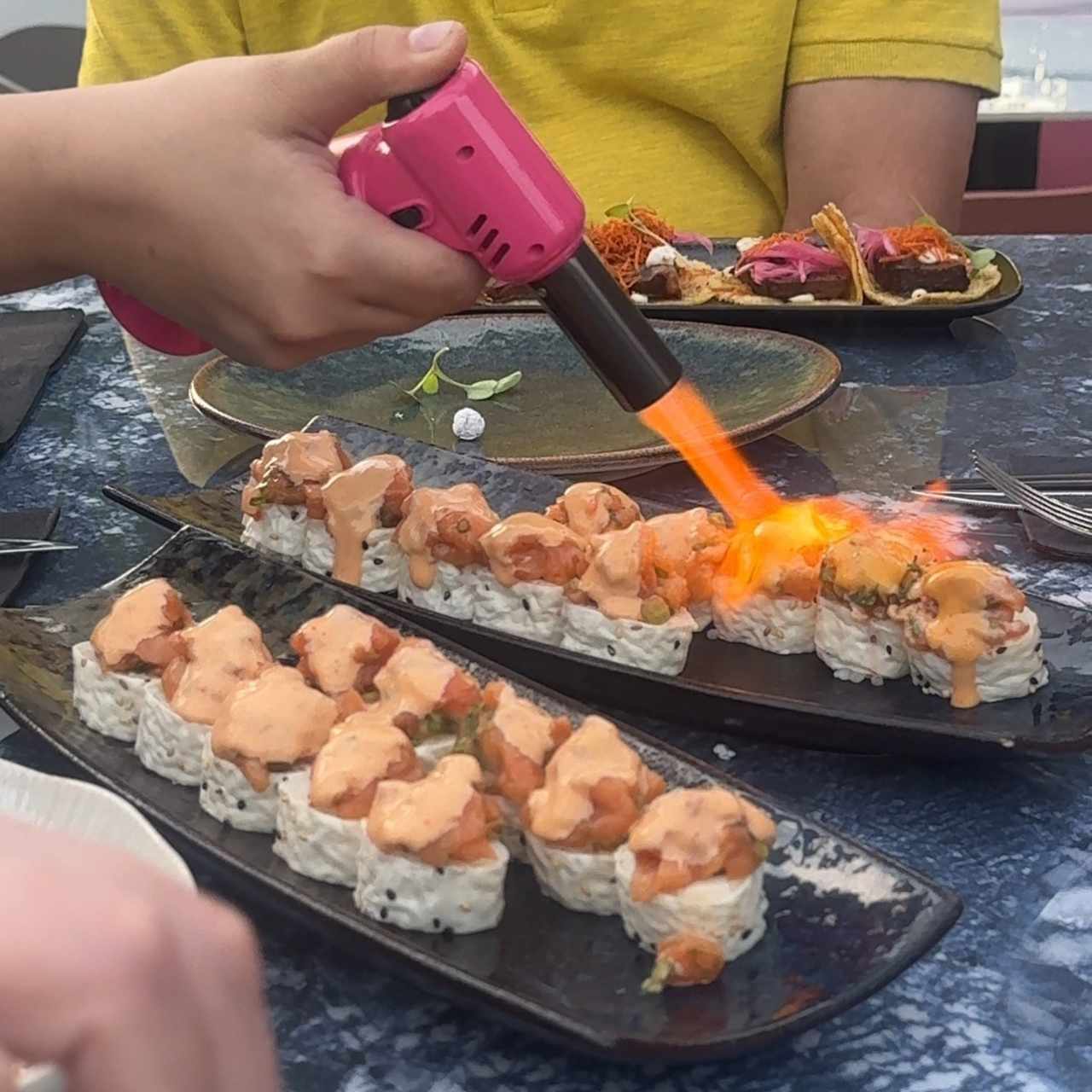 Sushis y taquitos de brisket