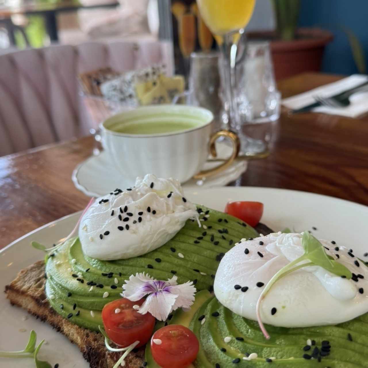 Avocado toast con extra de benedictinos 