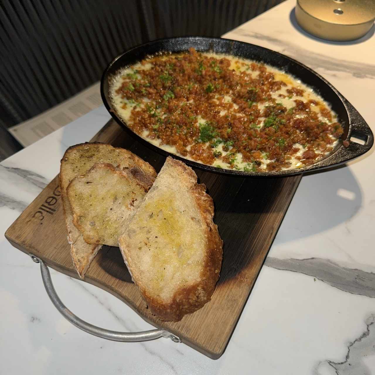 Queso fundido con chorizo