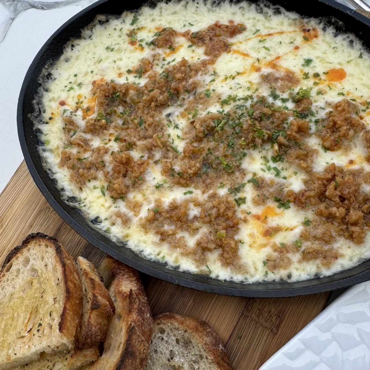 Queso fundido con chorizo