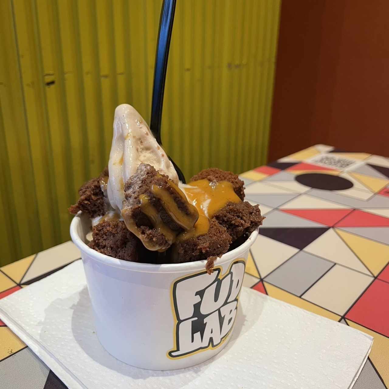 Helado con brownies y caramelo 